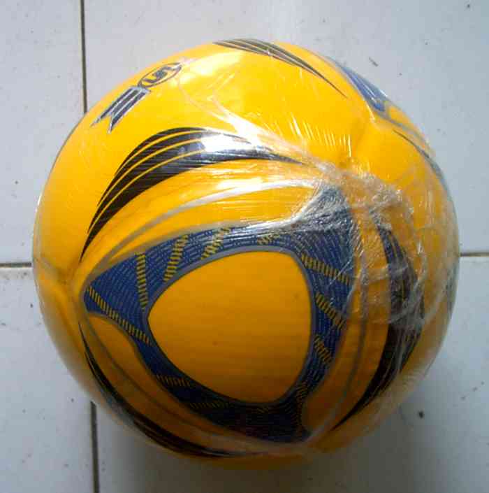 bola futsal kuning