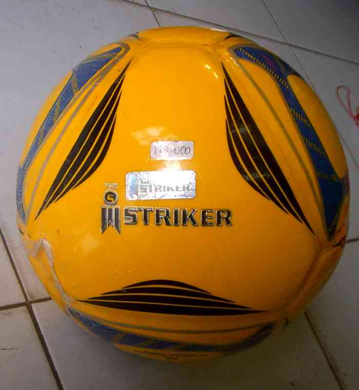 bola futsal kuning
