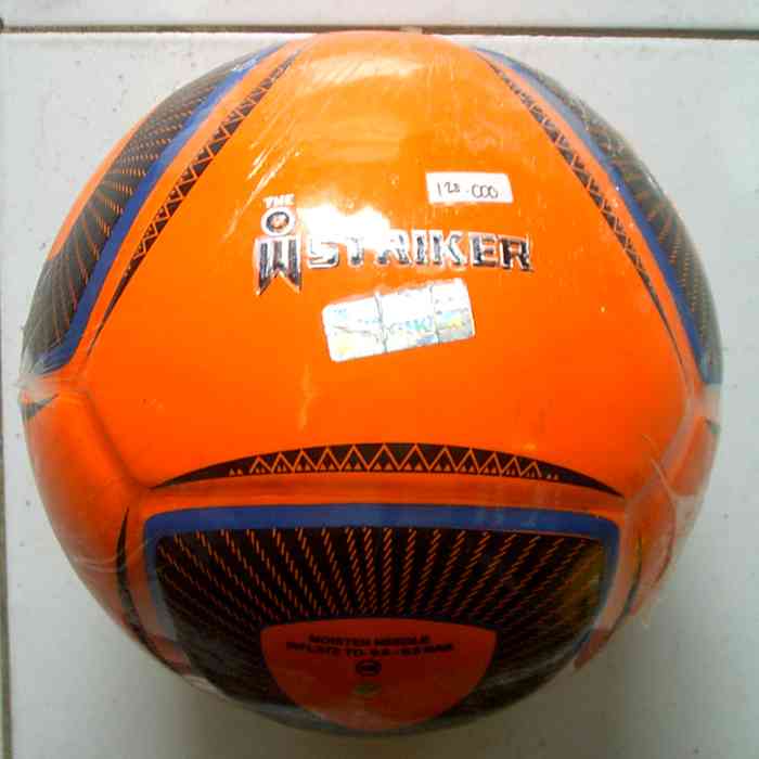 bola futsal oren
