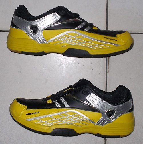 jual sepatu badminton