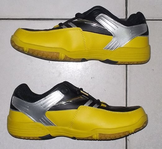 sepatu badminton